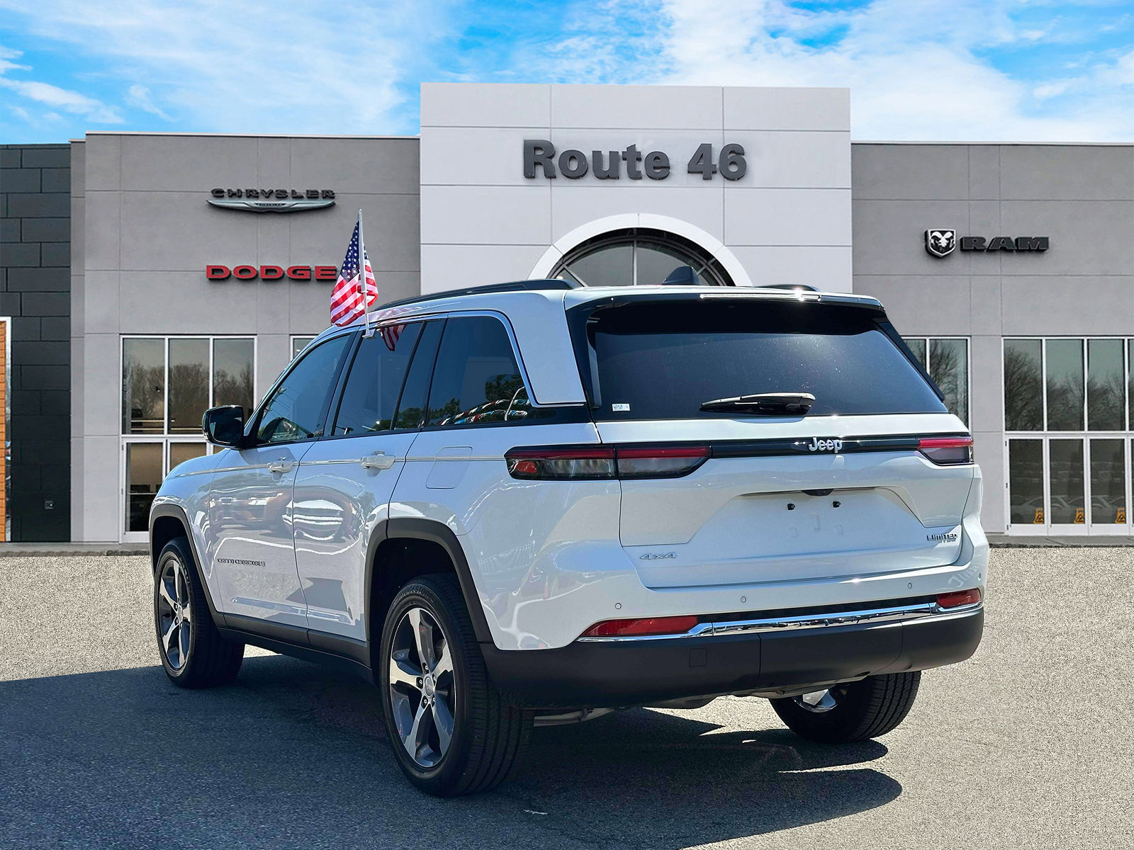 Used 2024 Jeep Grand Cherokee Limited w/ Trailer Tow Package AWD/4WD image 4