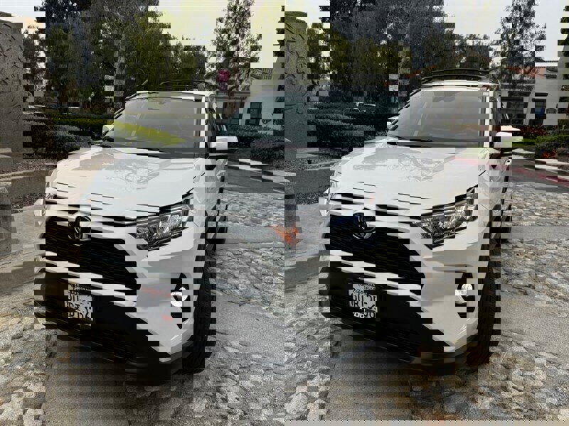 Used 2021 Toyota RAV4 XLE Premium image 5