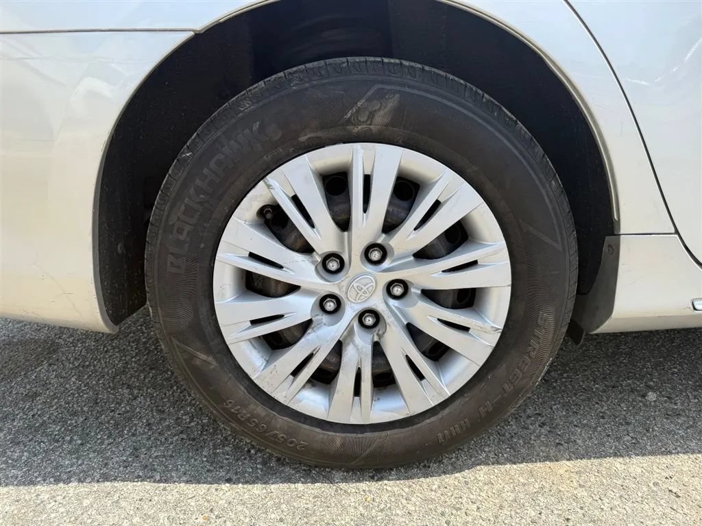 Used 2012 Toyota Camry LE FWD image 32