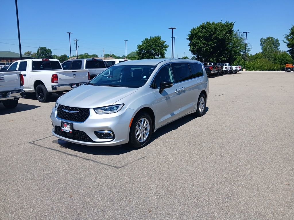 Used 2024 Chrysler Pacifica Touring-L FWD image 4