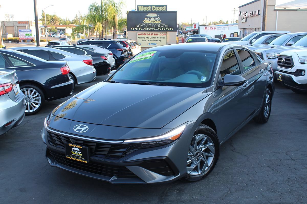 Used 2024 Hyundai Elantra SEL FWD image 2