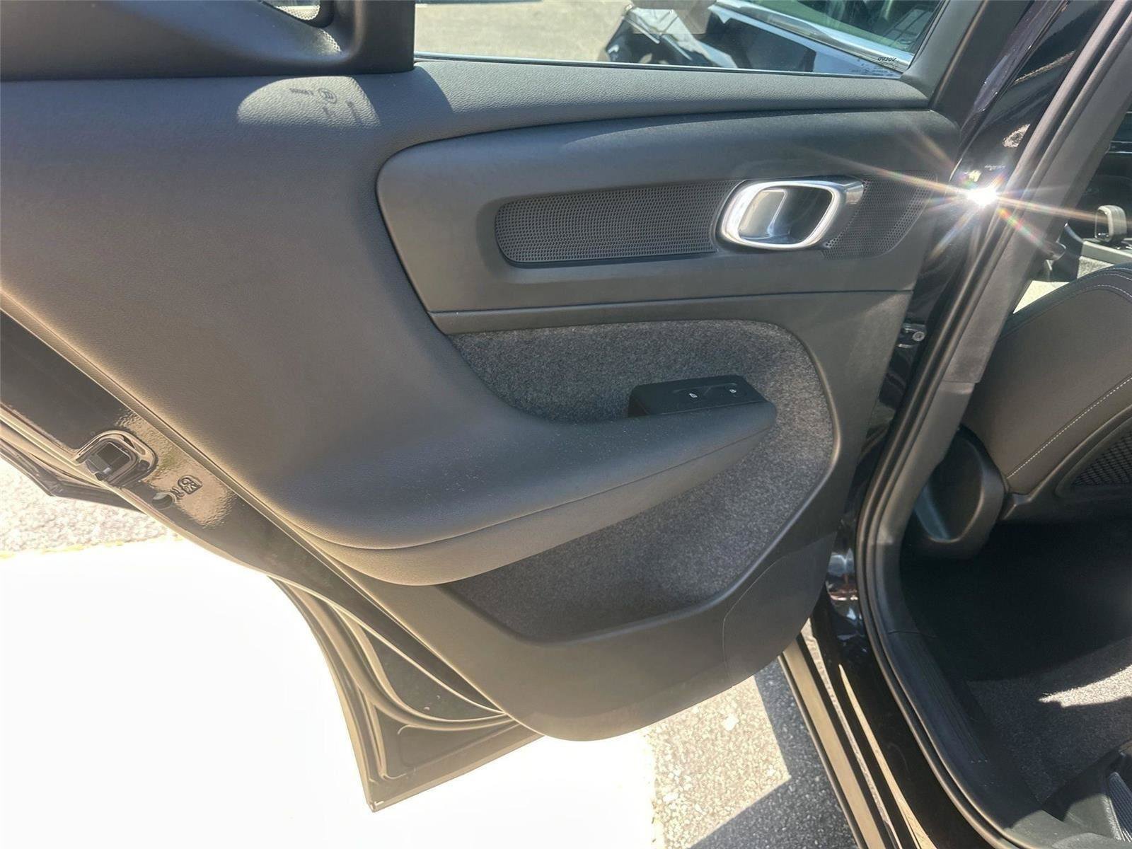 Used 2025 Volvo XC40 B5 Core AWD/4WD image 19