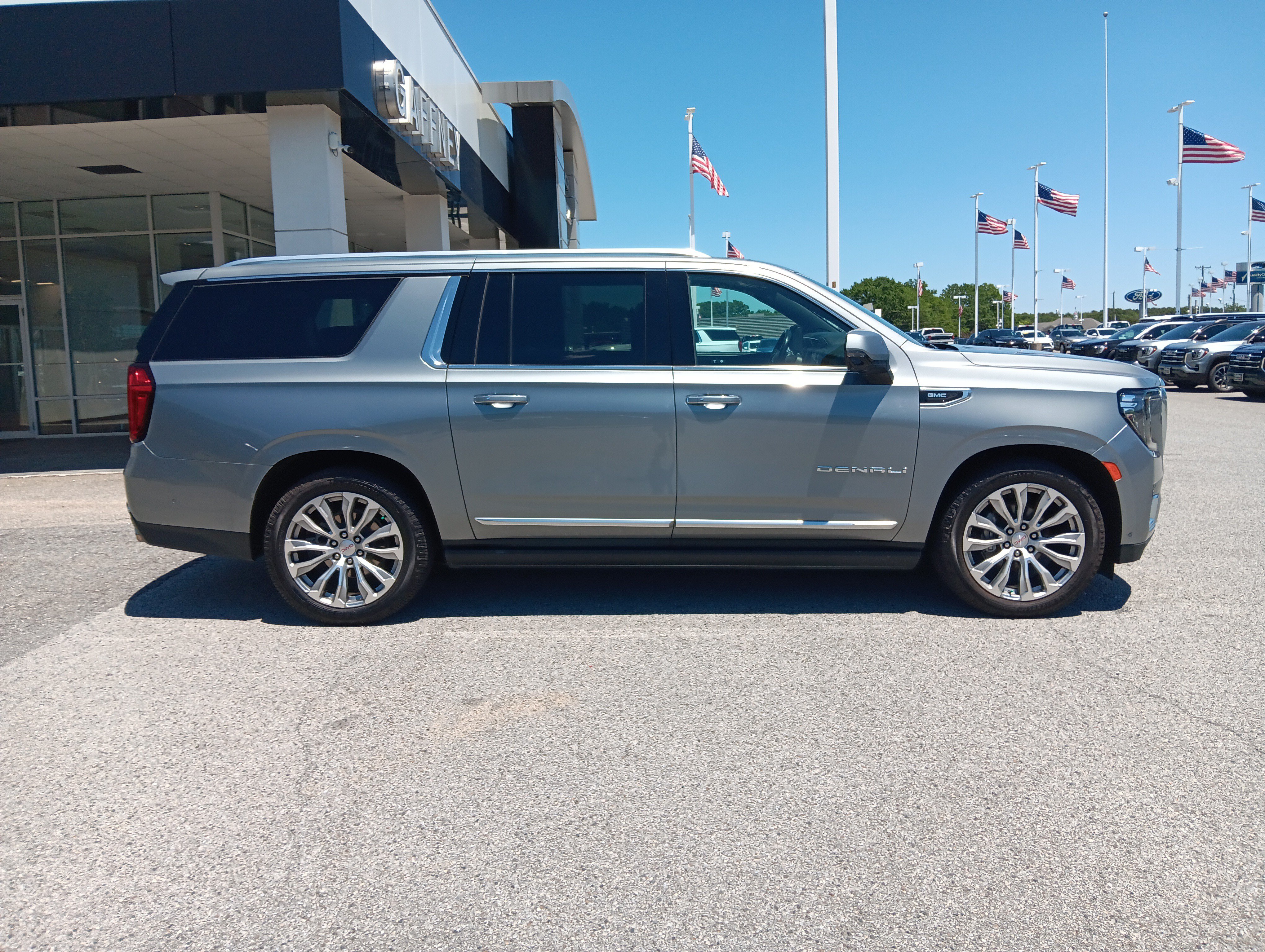 Used 2023 GMC Yukon XL Denali w/ Denali Reserve Package AWD/4WD image 7