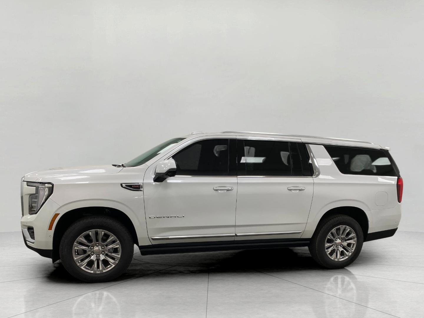 Used 2025 GMC Yukon XL Denali w/ Sun & Power Step Package image 10