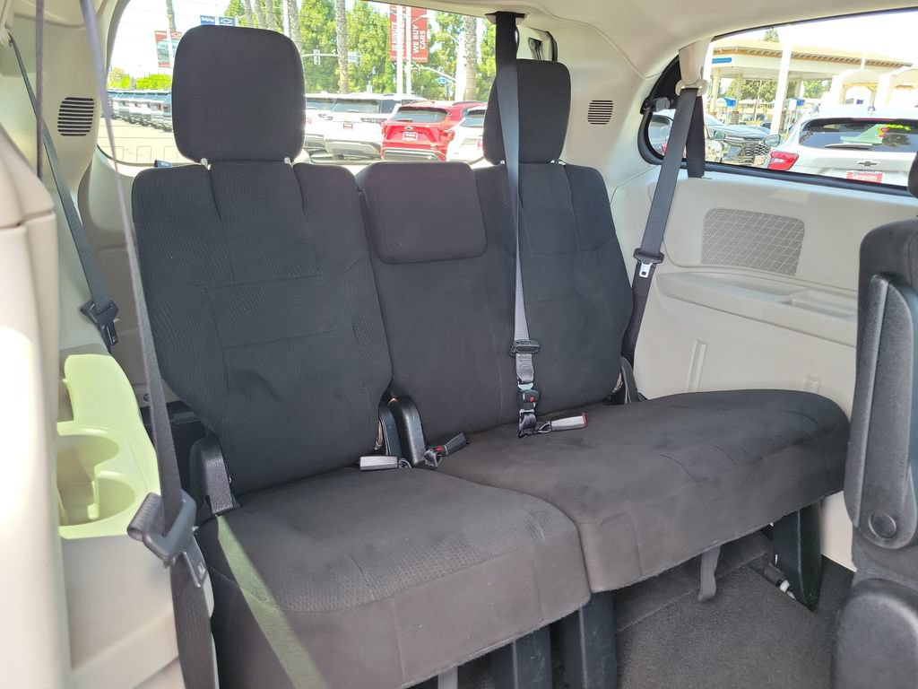 Used 2012 Chrysler Town & Country Touring FWD image 17