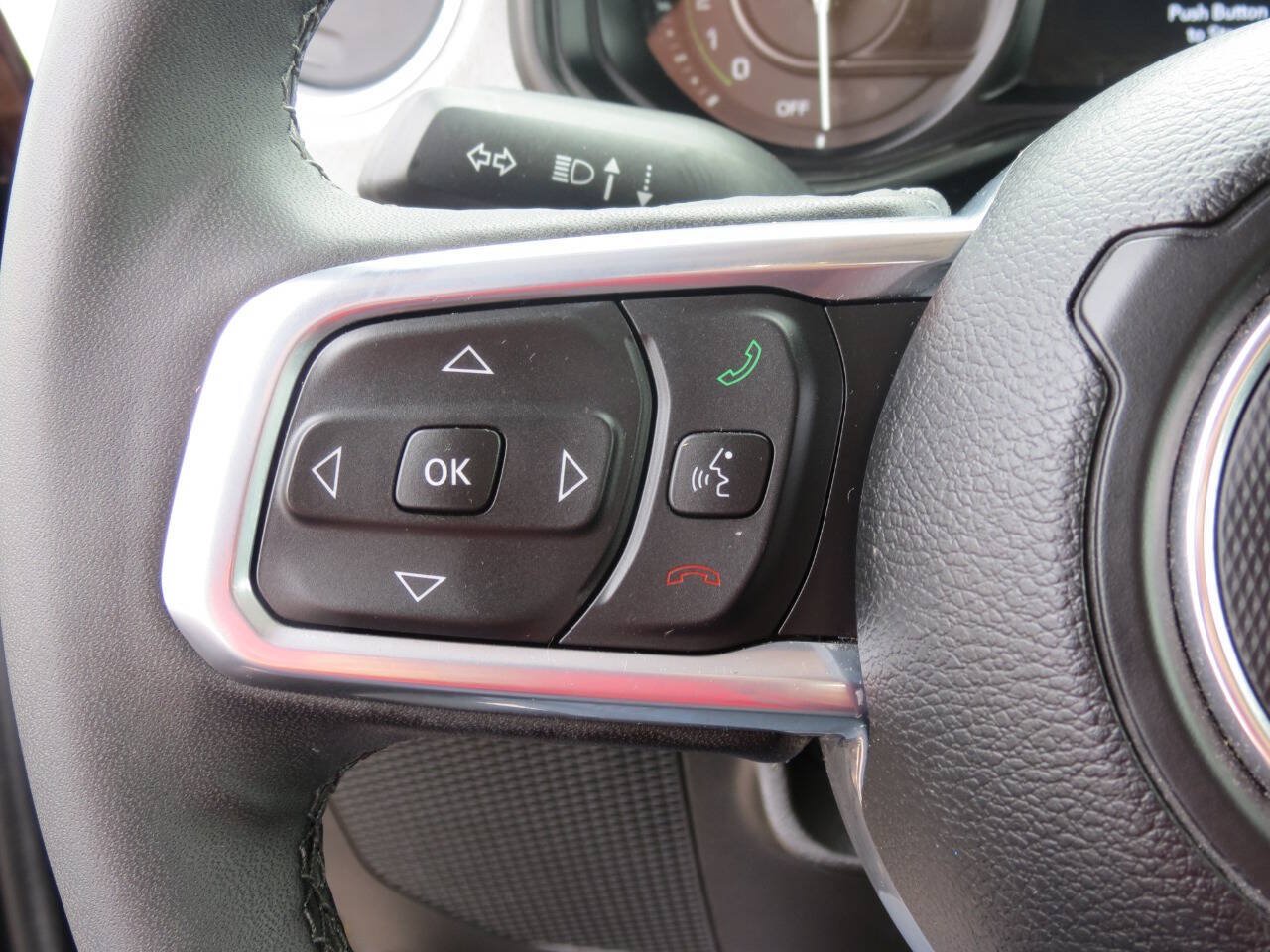 Used 2025 Jeep Wrangler Unlimited Sahara AWD/4WD image 16