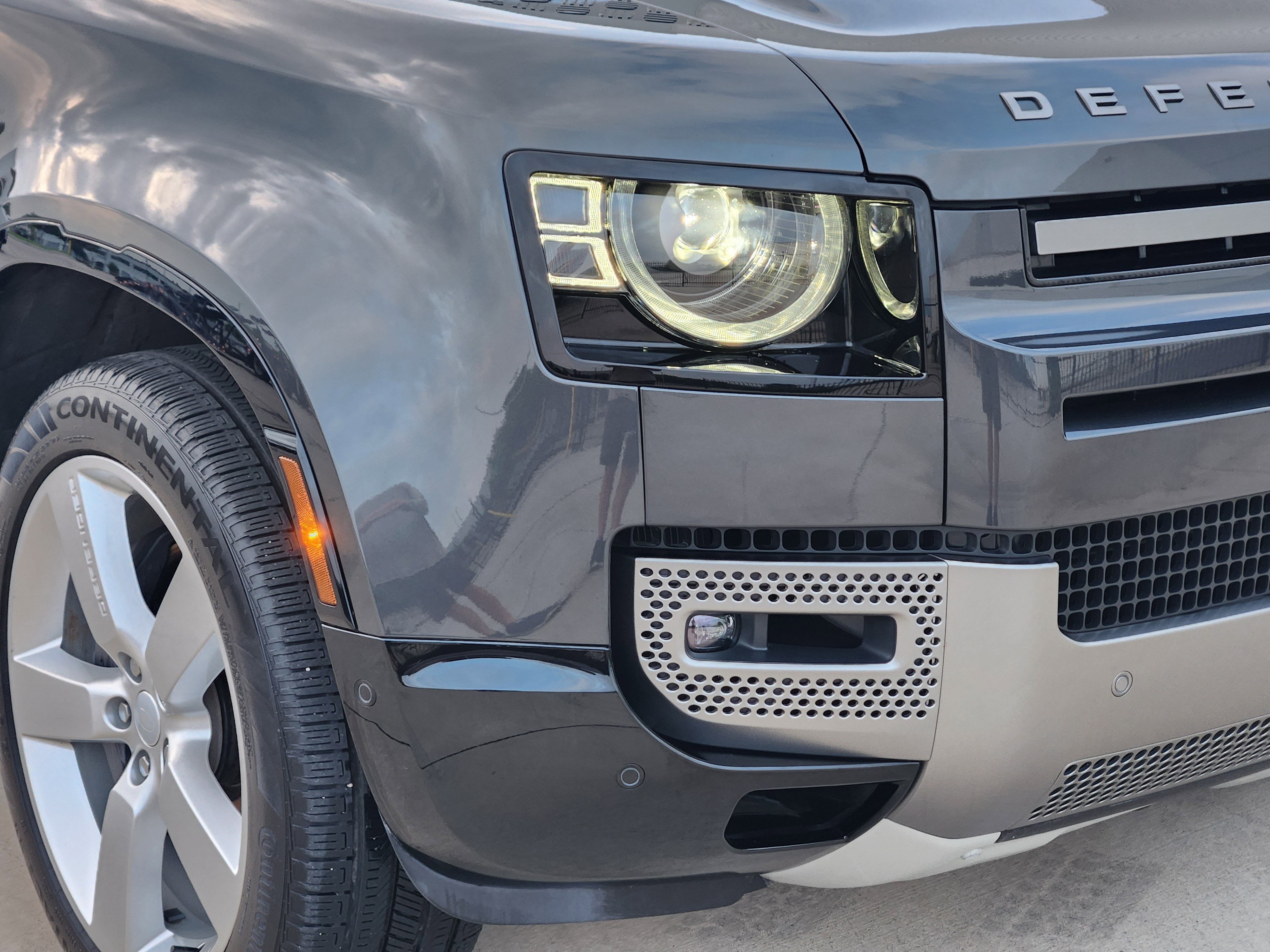 Used 2025 Land Rover Defender 110 X-Dynamic SE AWD/4WD image 8