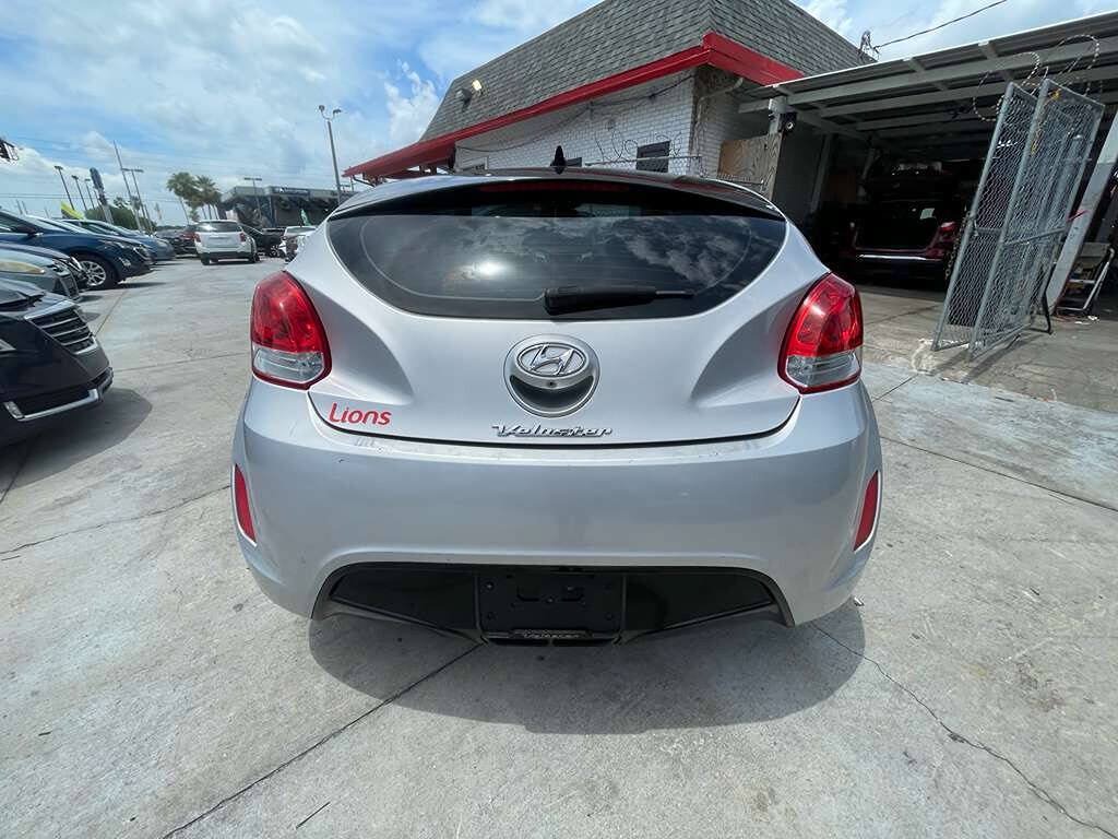 Used 2017 Hyundai Veloster Value Edition FWD image 4