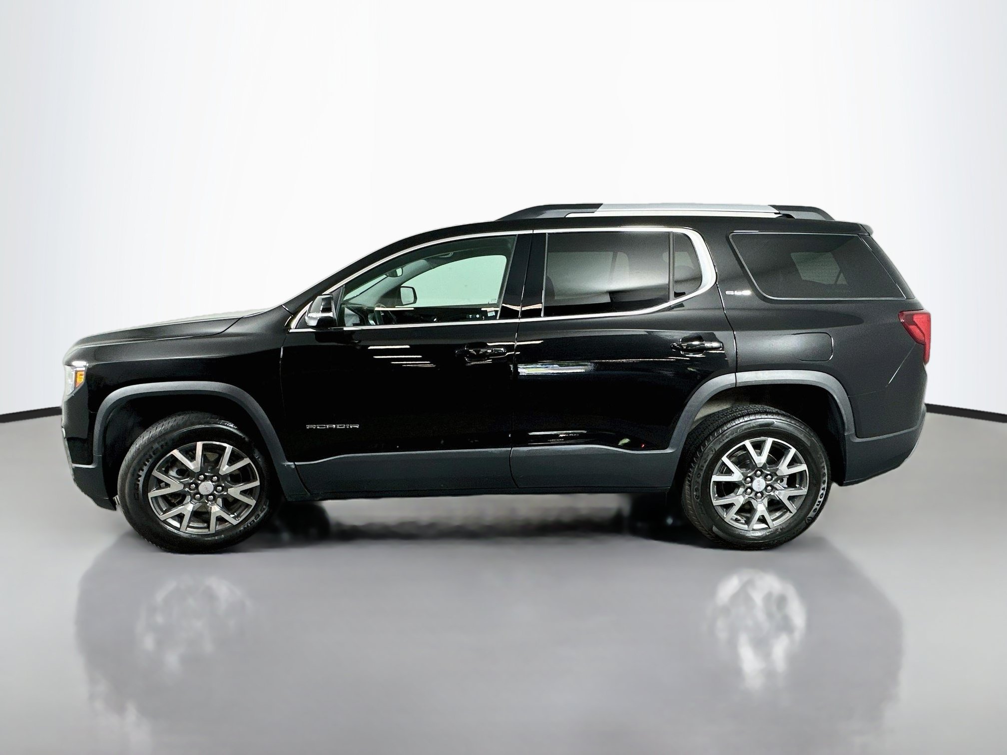 Used 2023 GMC Acadia SLE w/ Driver Convenience Package FWD image 4