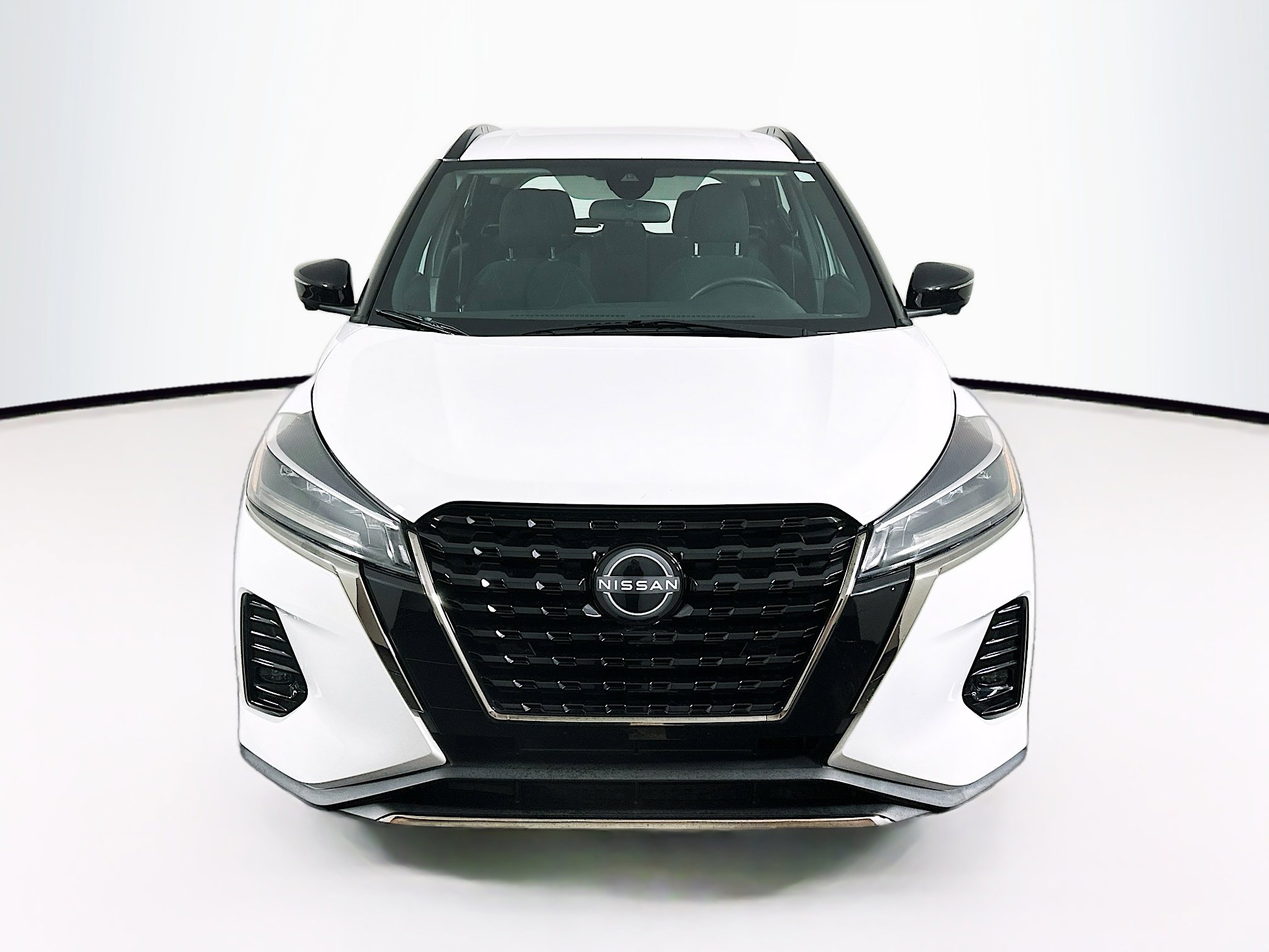 Used 2023 Nissan Kicks SR image 2