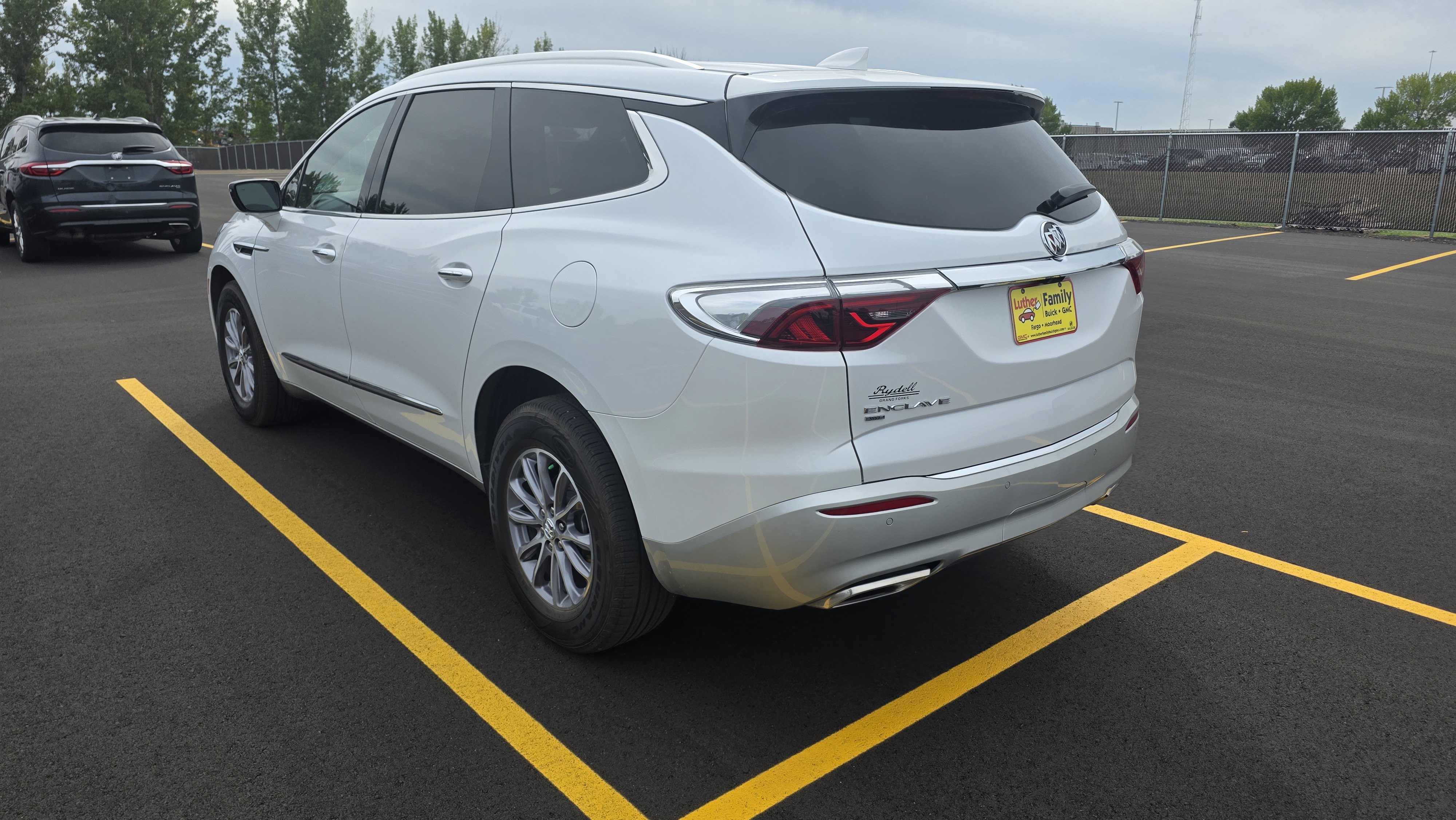 Used 2023 Buick Enclave Essence AWD/4WD image 4