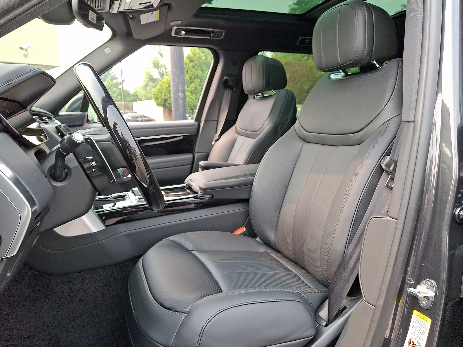 New 2026 Land Rover Range Rover Long Wheelbase SE AWD/4WD image 3