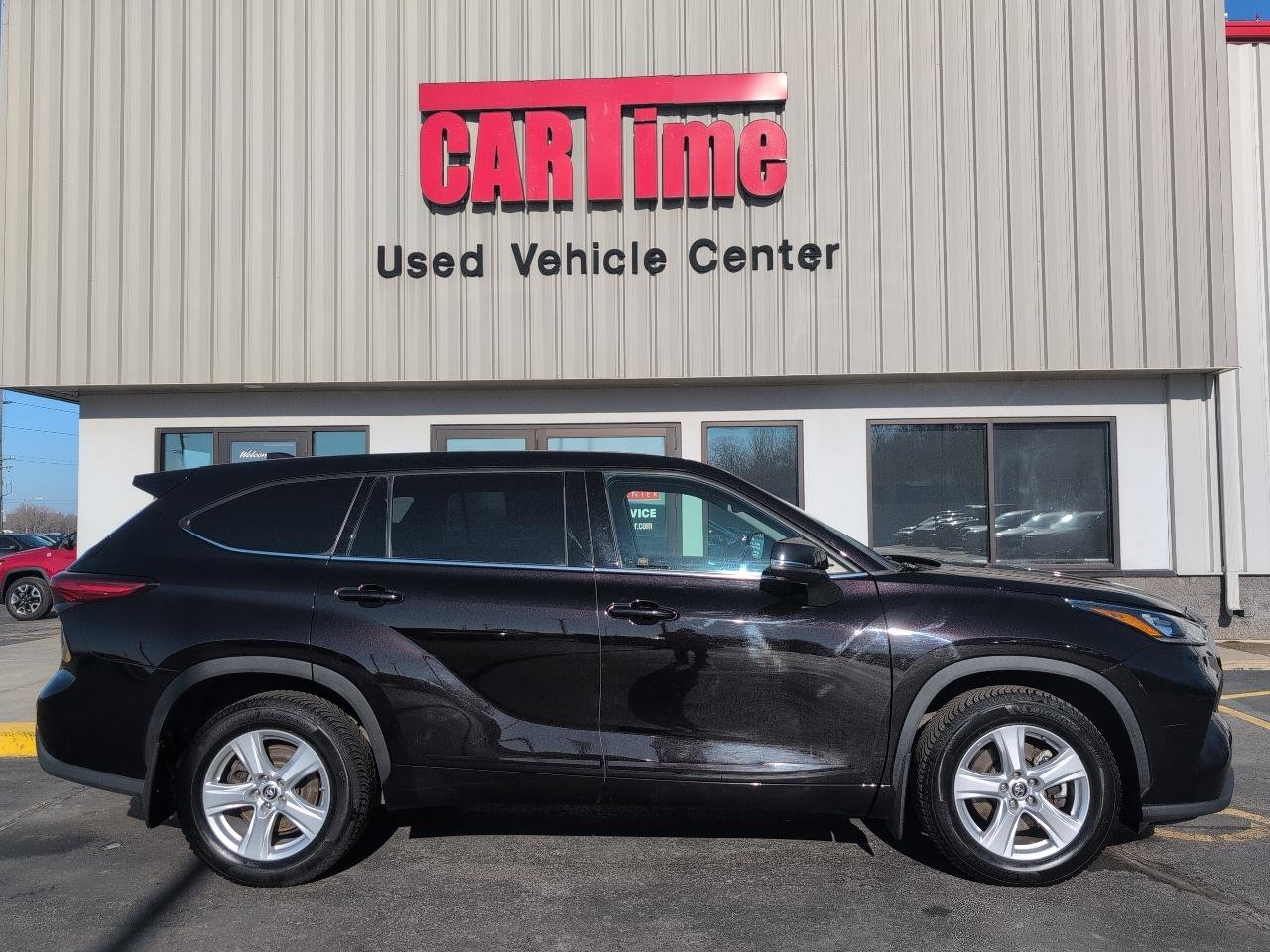 Used 2020 Toyota Highlander LE image 1