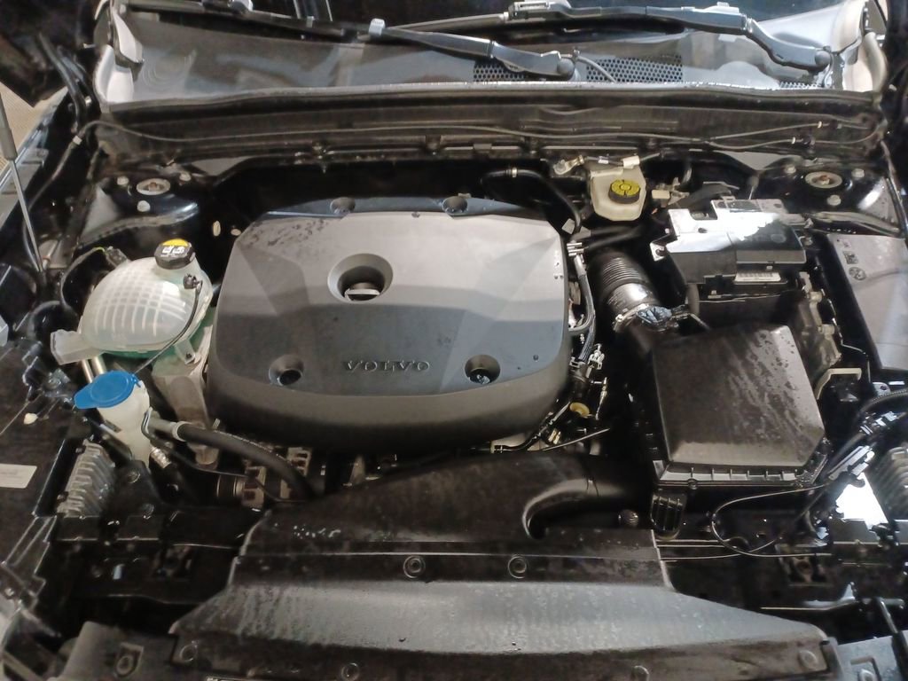 Used 2022 Volvo XC40 T5 R-Design image 18