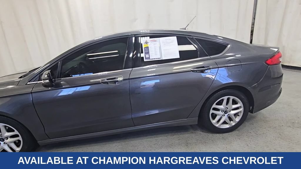 Used 2017 Ford Fusion SE w/ Fusion SE Technology Package FWD image 6