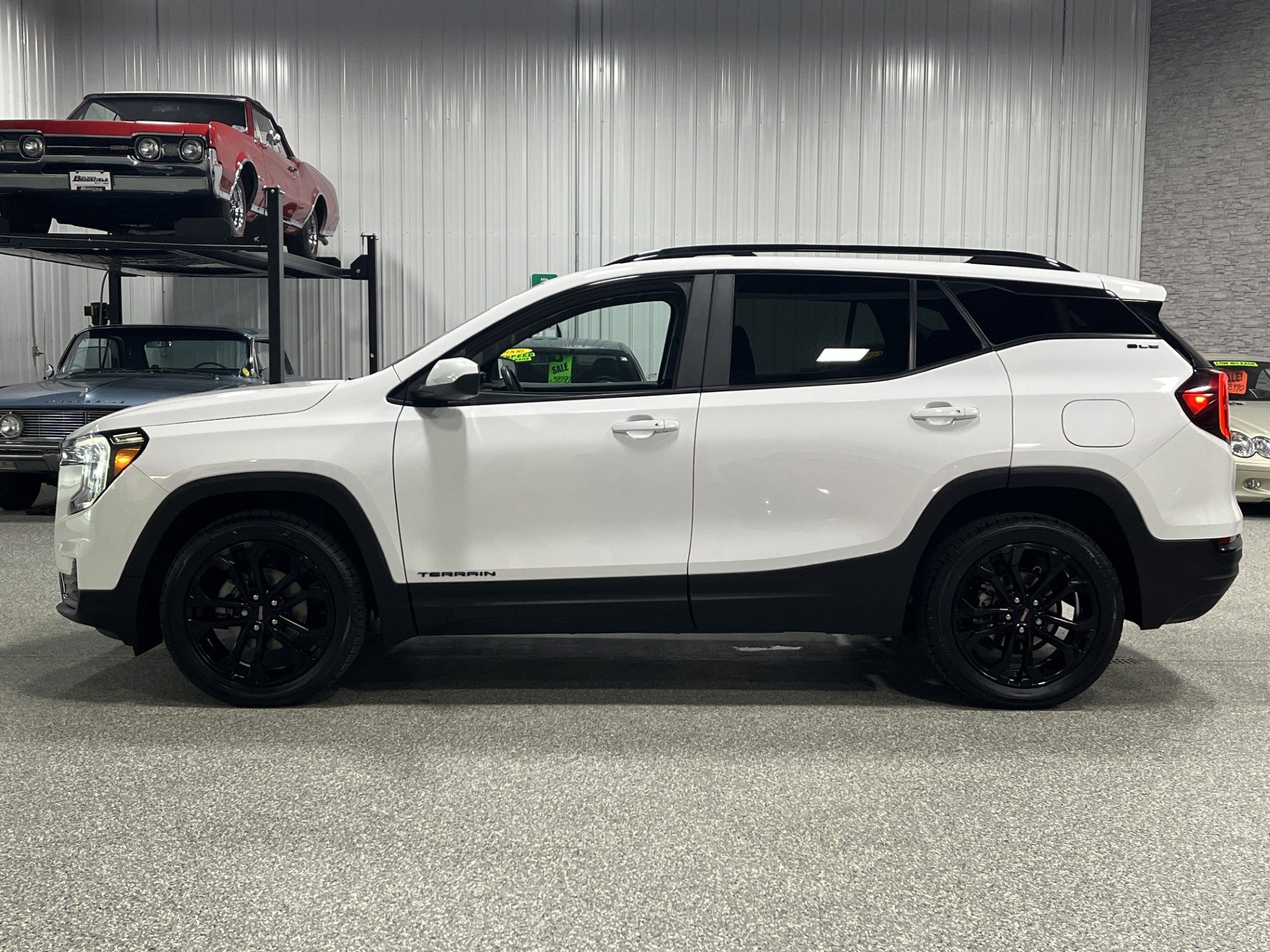 Certified 2022 GMC Terrain SLE w/ Driver Convenience Package AWD/4WD image 2