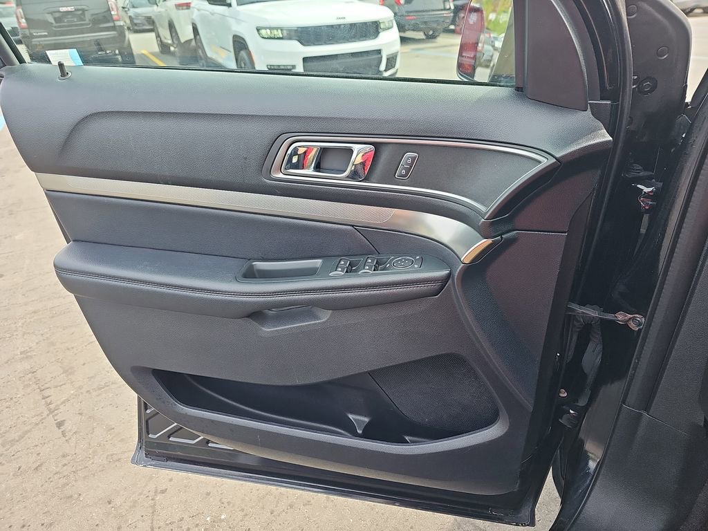 Used 2019 Ford Explorer XLT w/ Equipment Group 202A AWD/4WD image 32