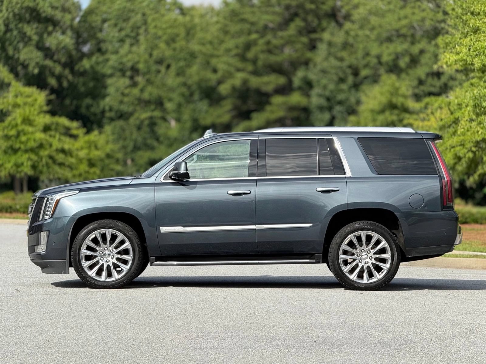 Used 2019 Cadillac Escalade Luxury AWD/4WD image 9