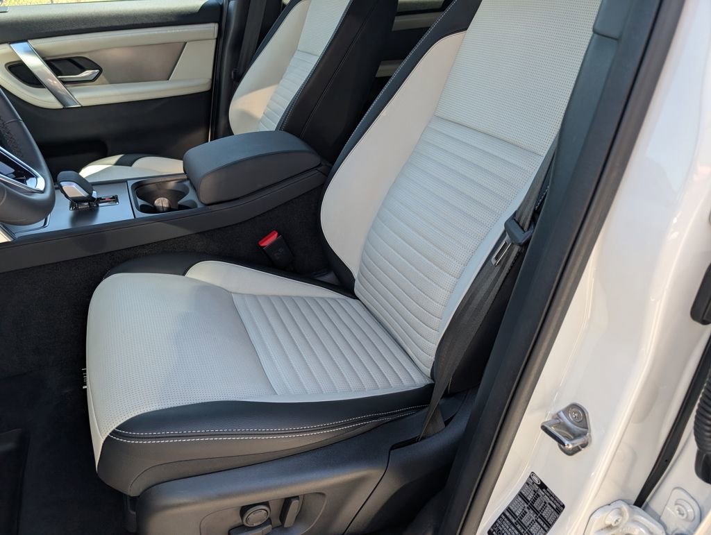 Used 2025 Land Rover Discovery Sport Dynamic SE image 5