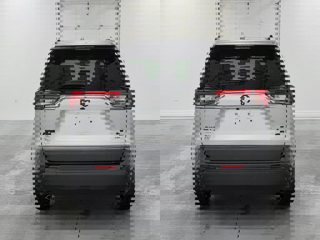 Used 2021 Toyota RAV4 LE image 8