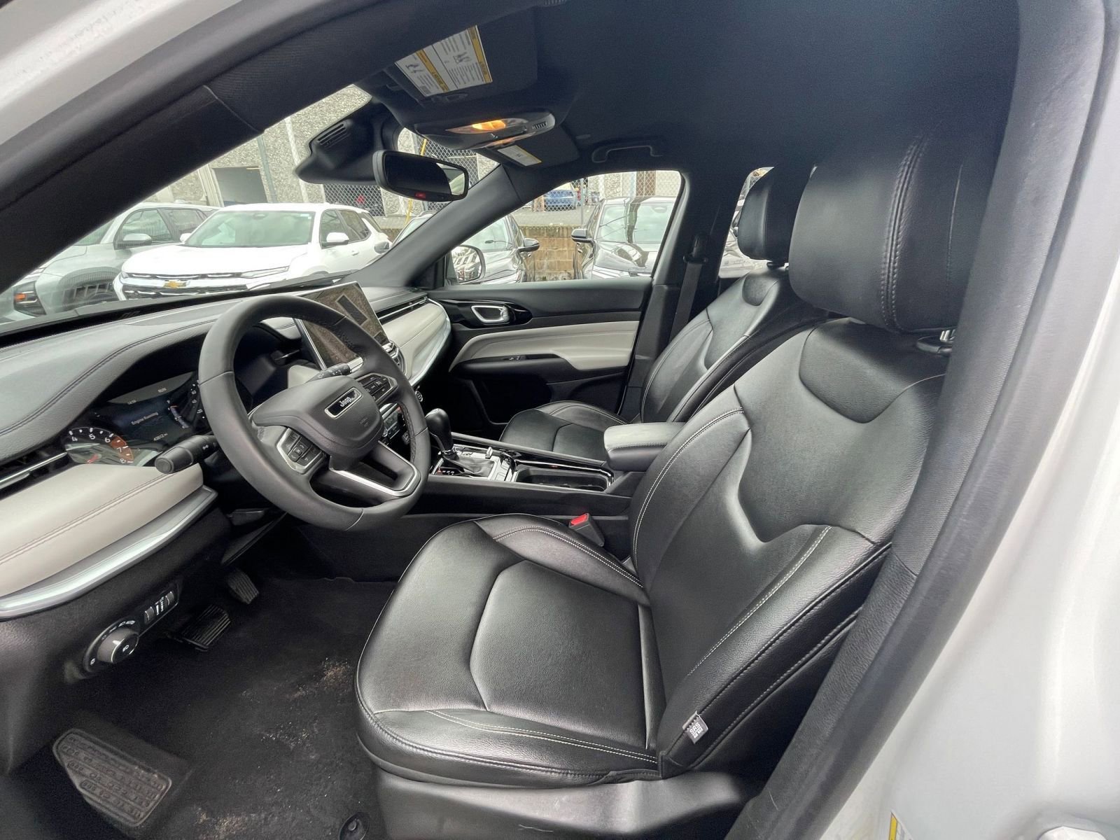 Used 2025 Jeep Compass Limited image 28