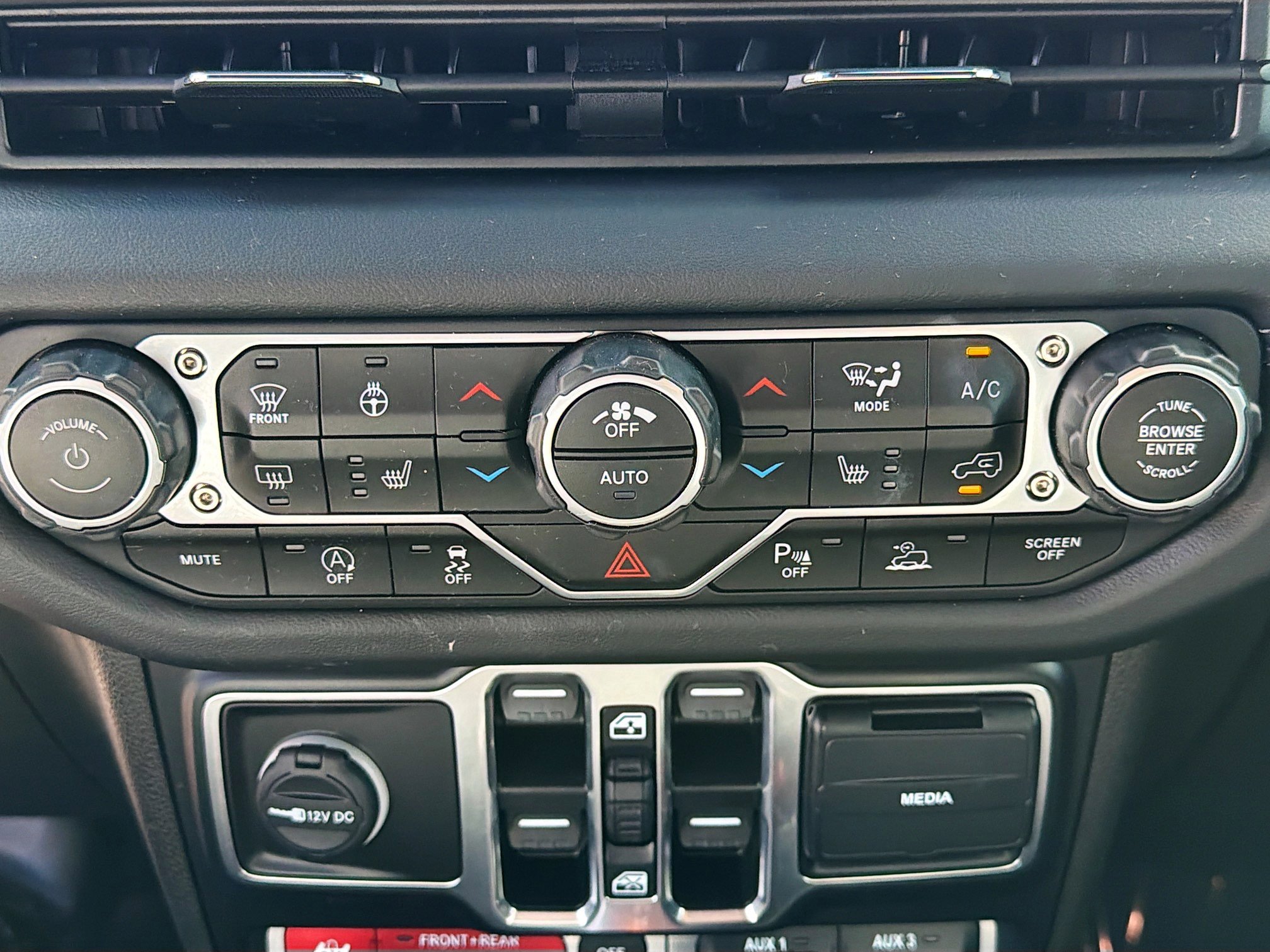 Used 2024 Jeep Wrangler Unlimited Rubicon image 32