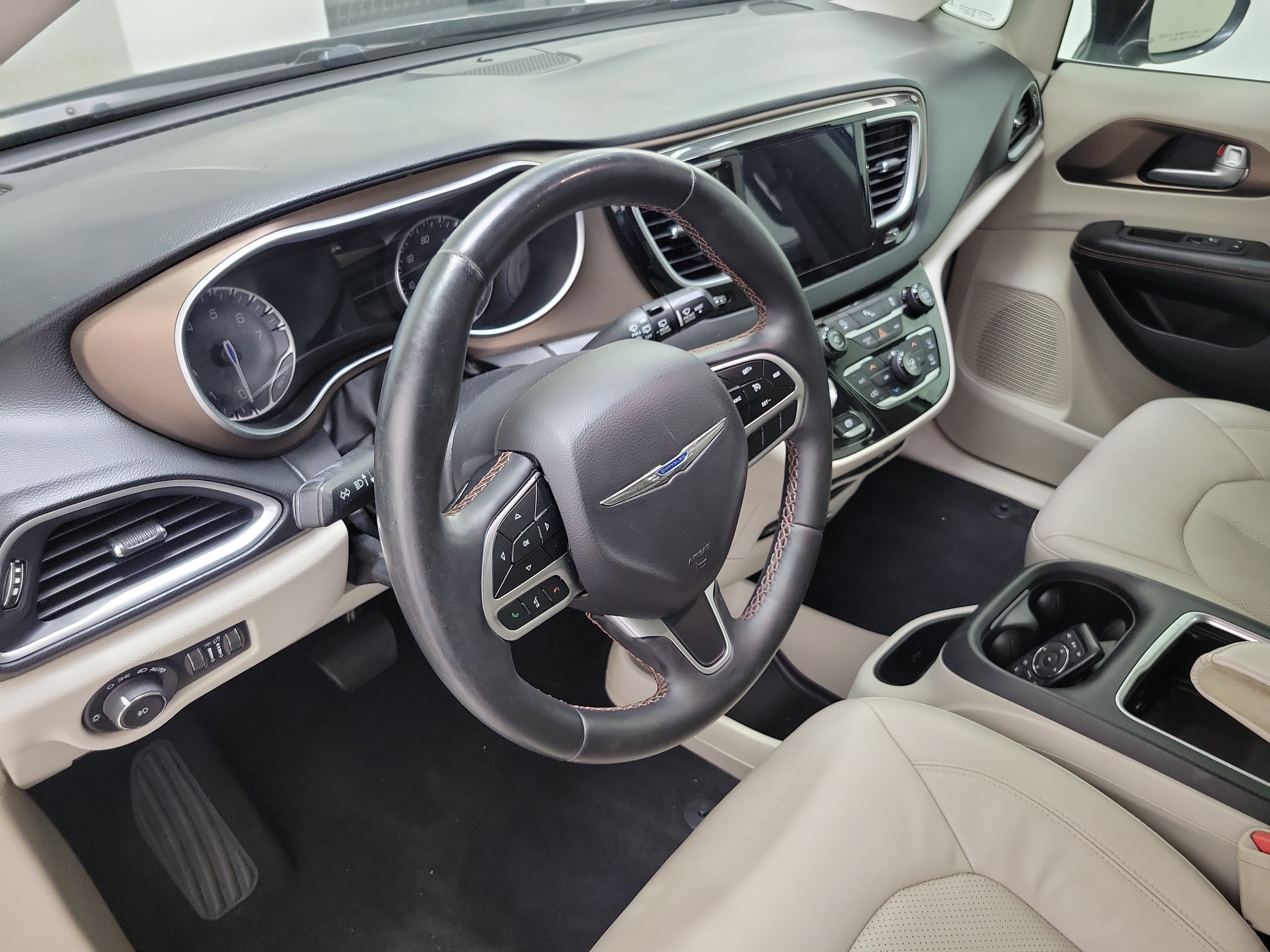 Used 2017 Chrysler Pacifica Touring-L Plus w/ Tire & Wheel Group FWD image 17