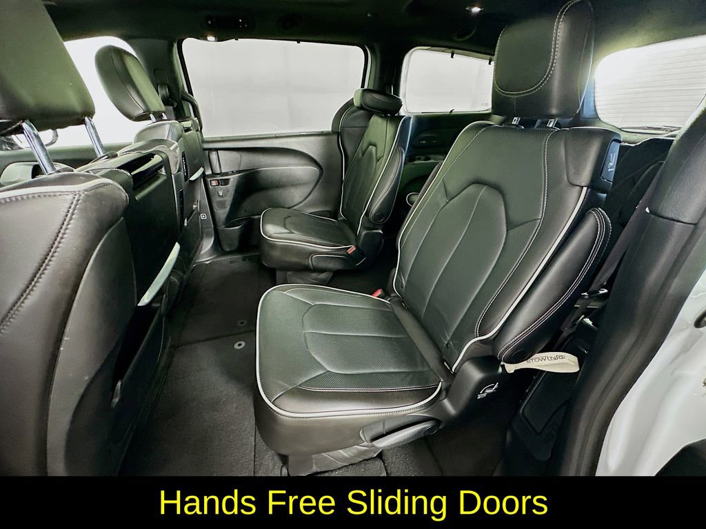 Used 2023 Chrysler Pacifica Limited w/ Uconnect Theater Family Group image 33