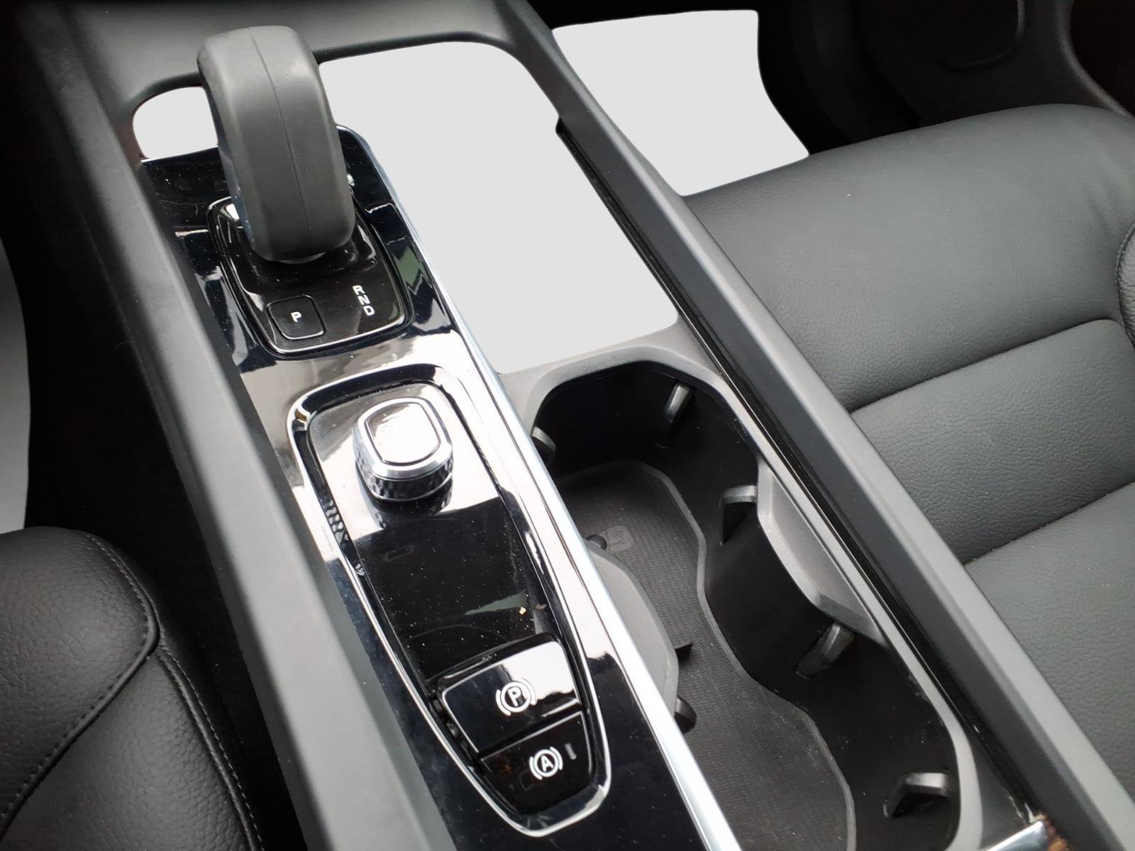 Used 2022 Volvo XC60 B5 Momentum w/ Advanced Package image 19