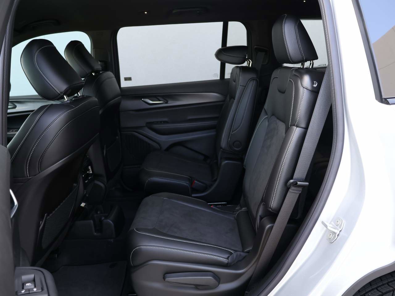 New 2025 Jeep Grand Cherokee L Laredo image 10