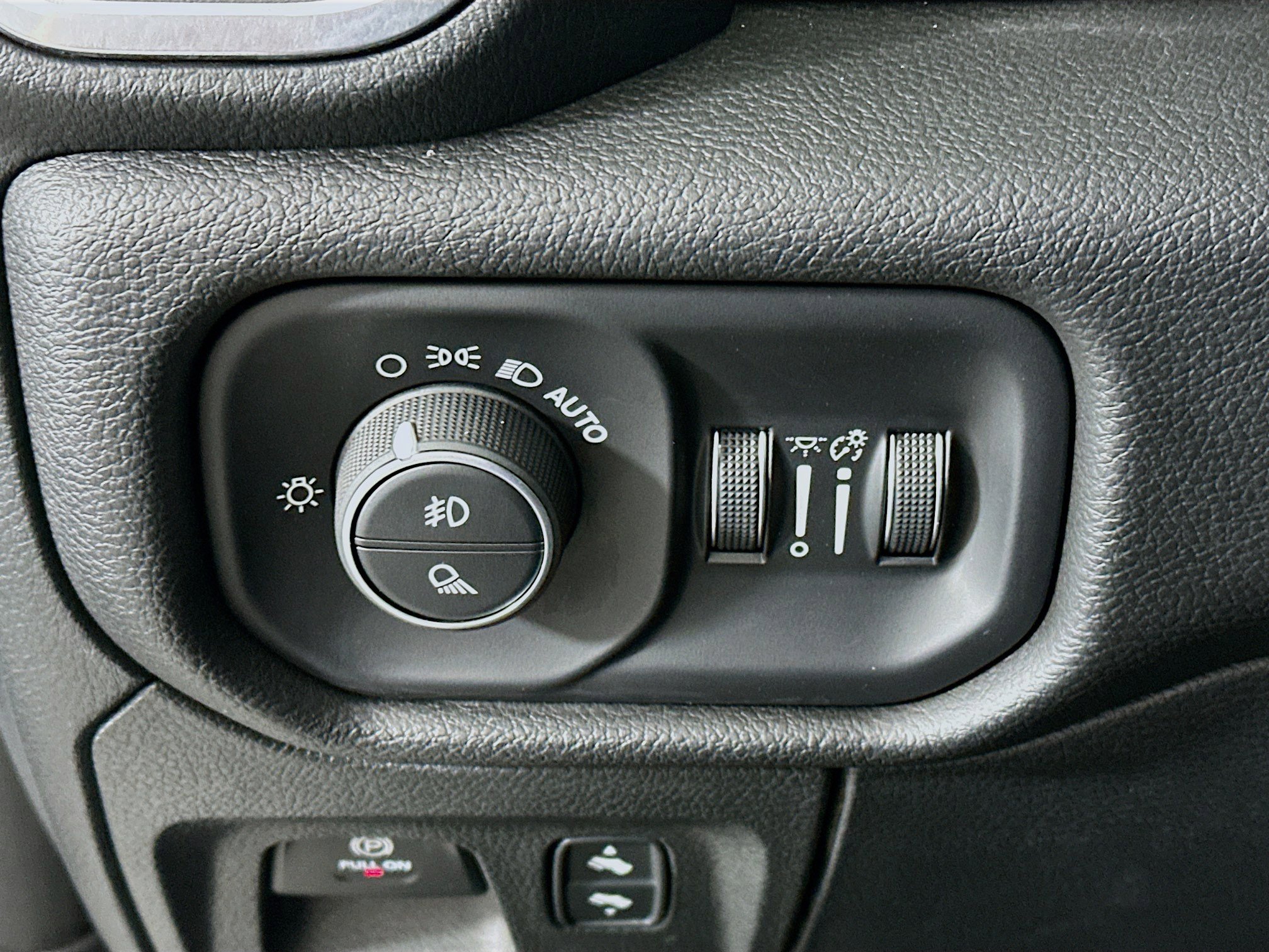 Used 2025 RAM 1500 Laramie AWD/4WD image 16