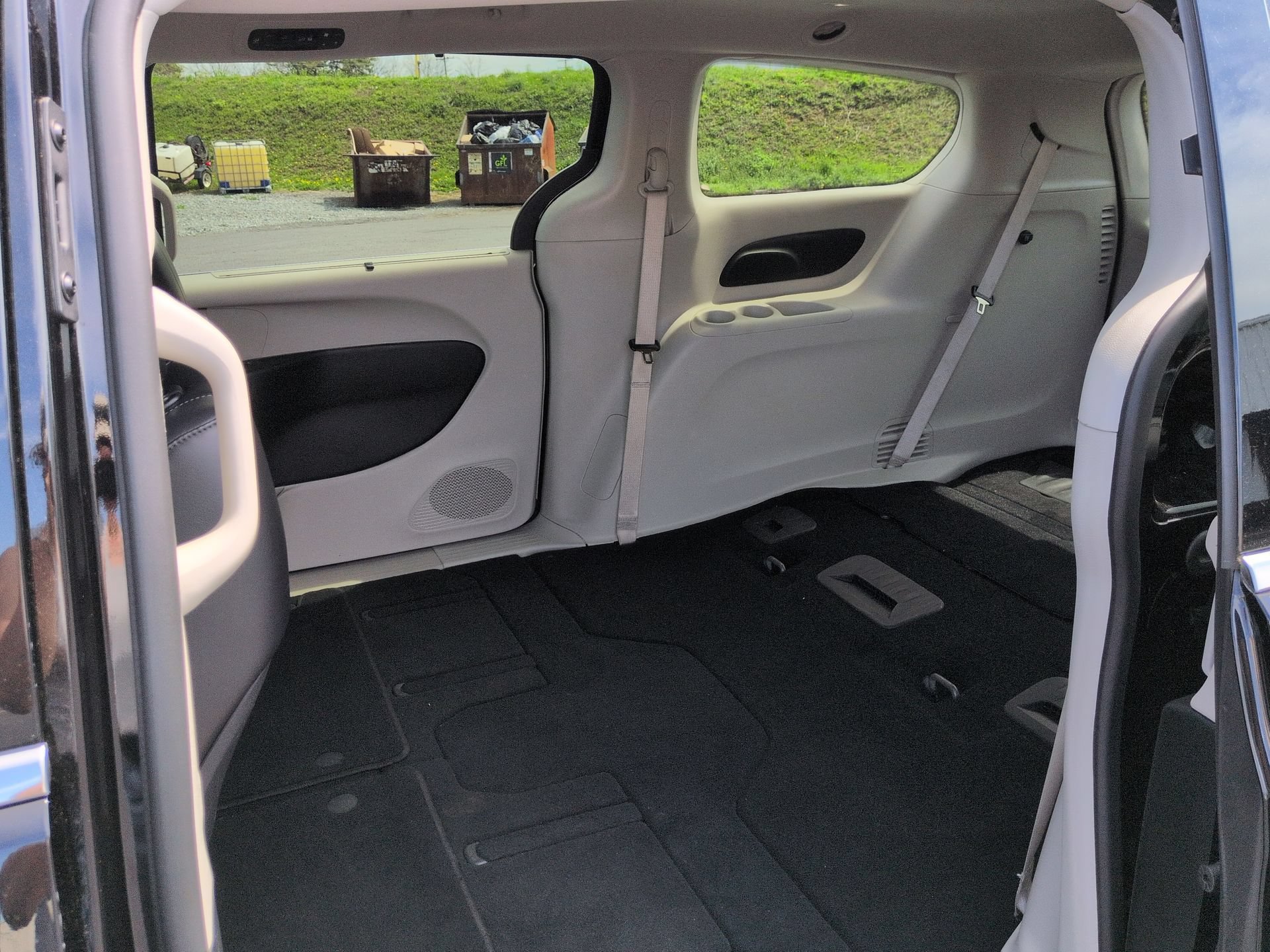 Used 2024 Chrysler Pacifica Touring-L FWD image 24