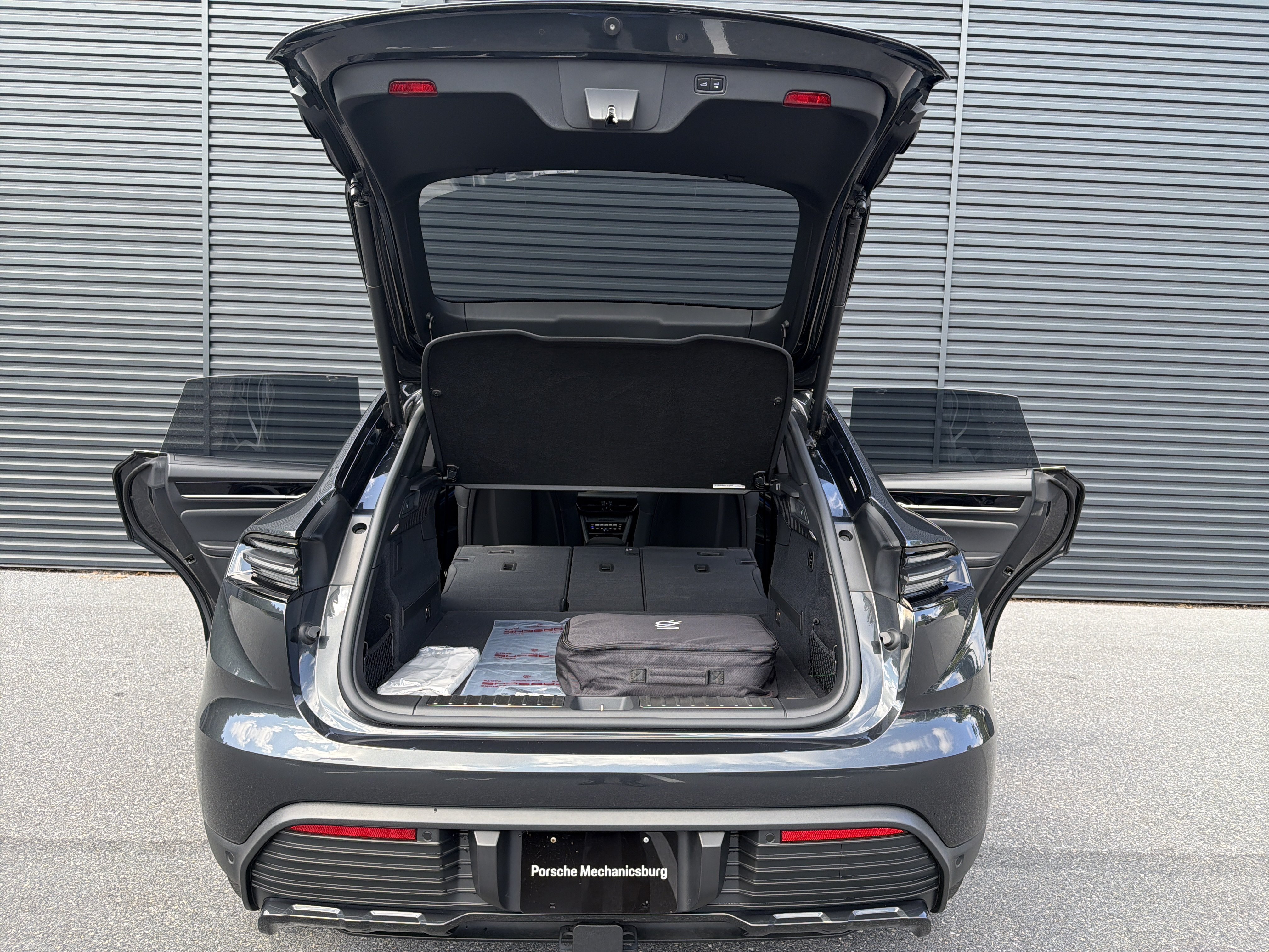 New 2025 Porsche Macan 4 Electric AWD/4WD image 11
