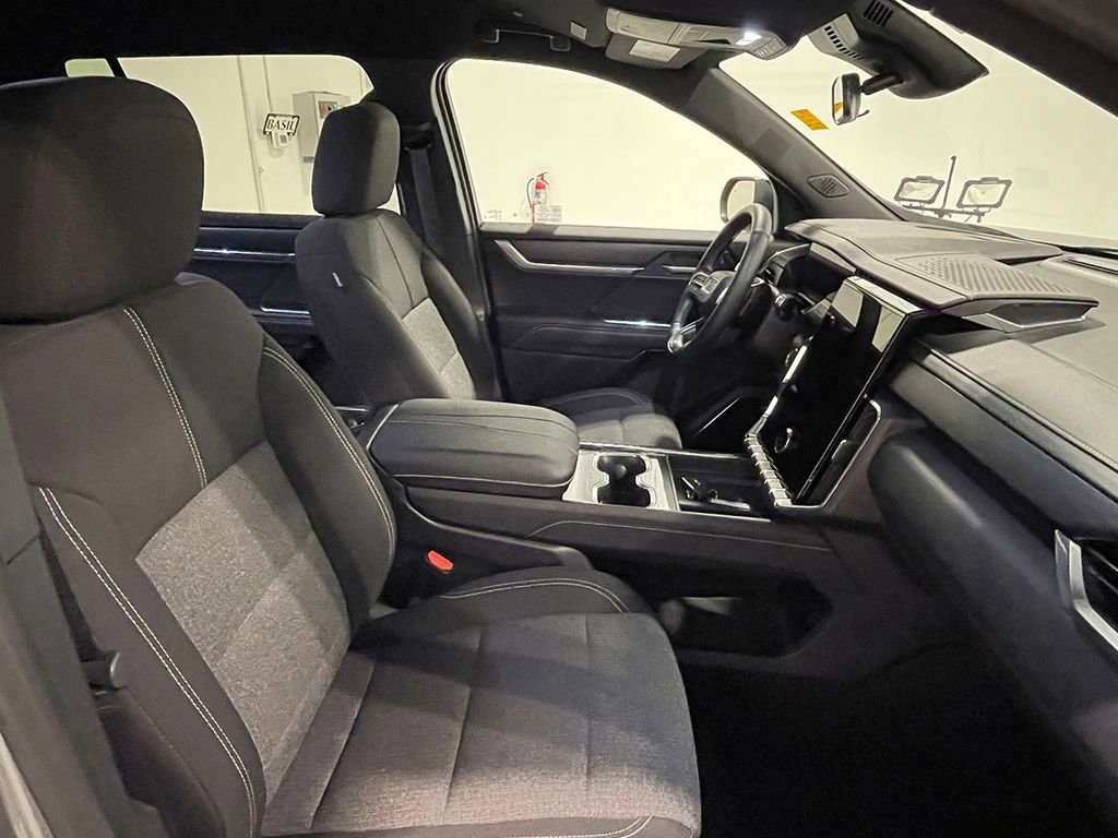 Used 2025 GMC Acadia Elevation image 28