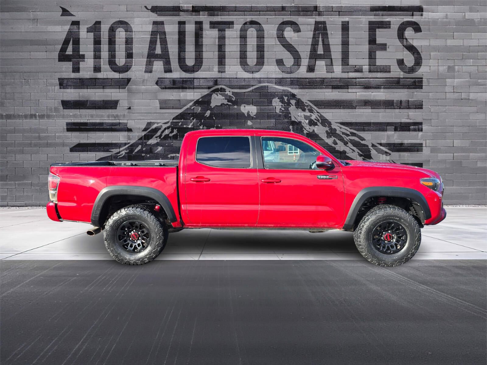 Used 2017 Toyota Tacoma TRD Pro image 2