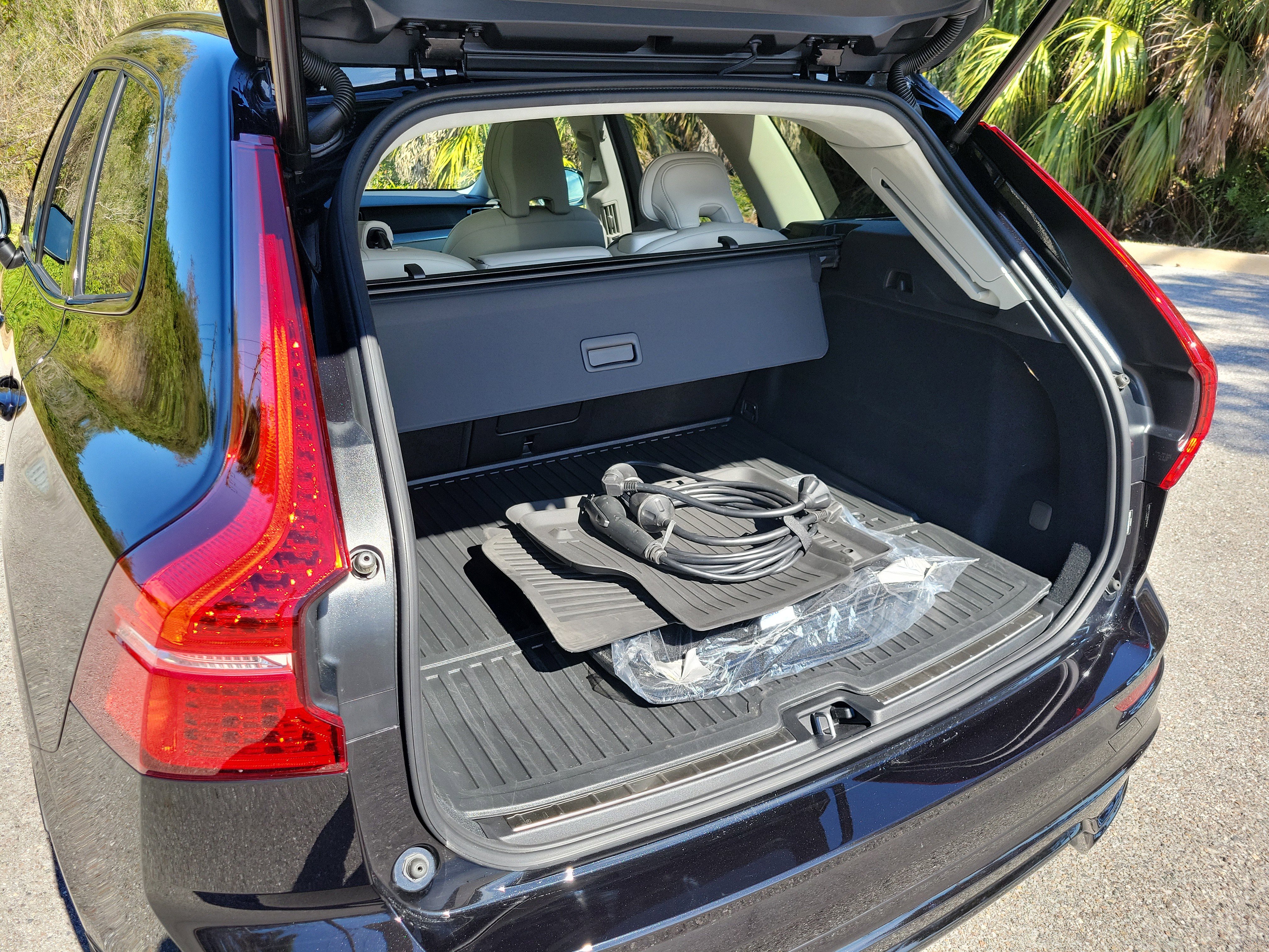 Used 2025 Volvo XC60 T8 Ultra w/ Climate Package image 12