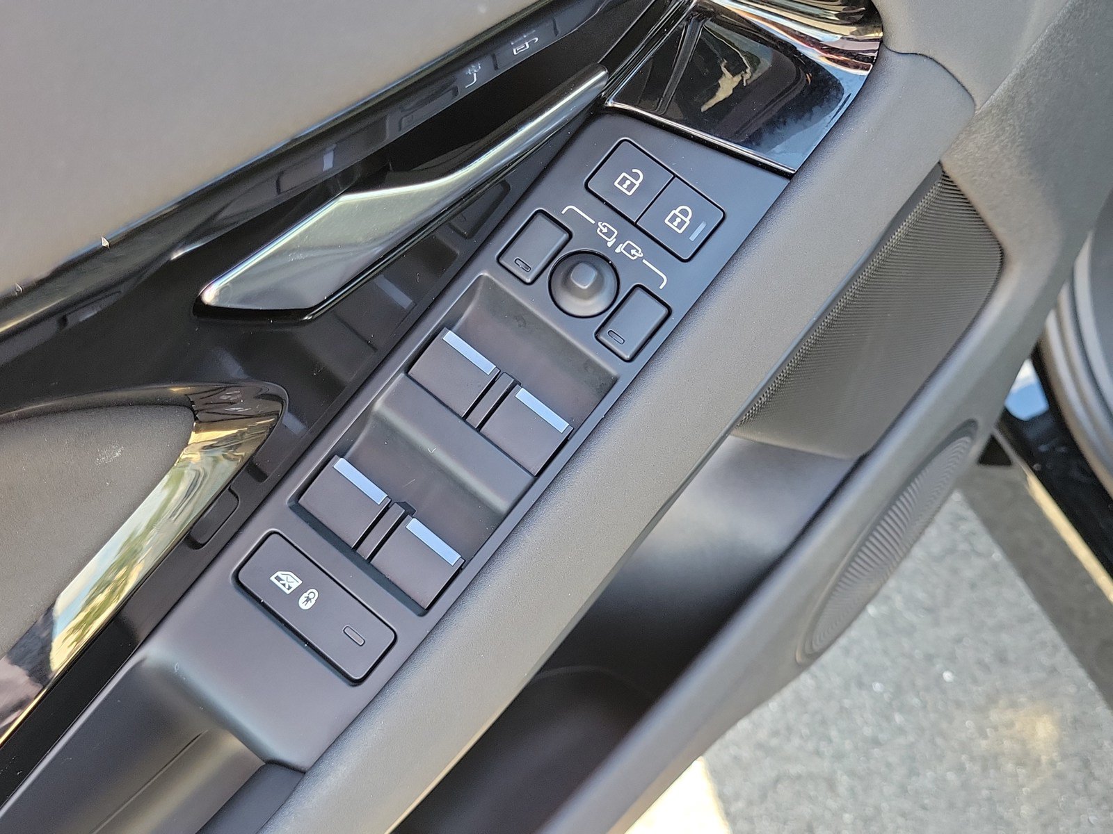 Used 2025 Land Rover Range Rover Evoque S AWD/4WD image 14