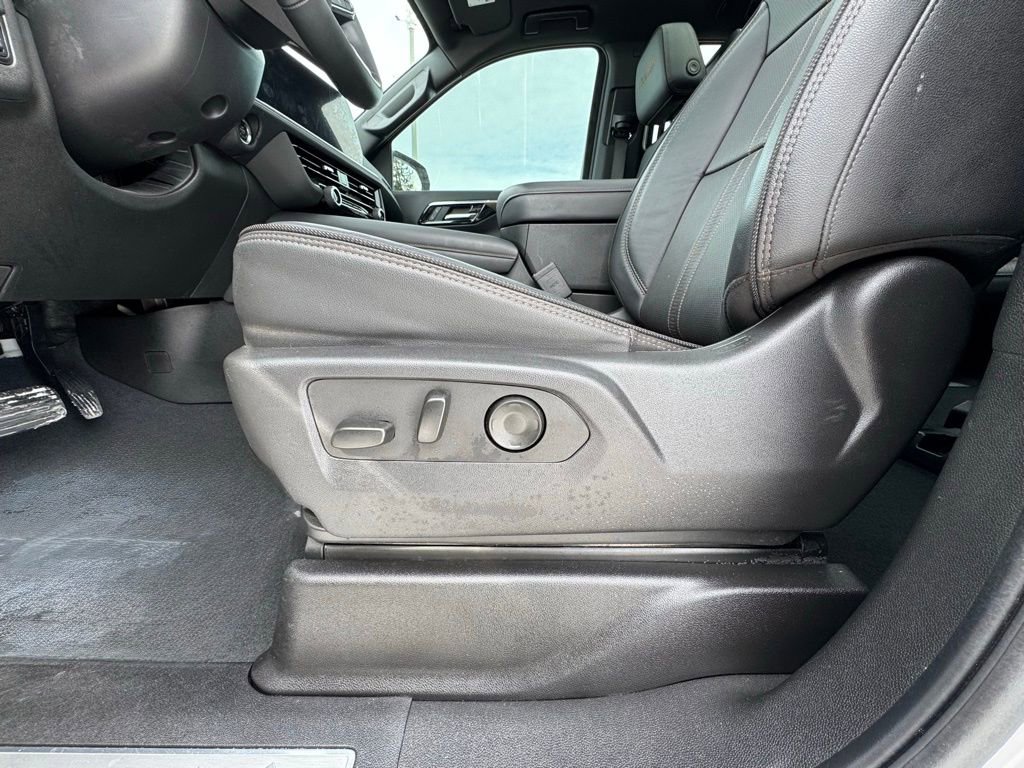 Used 2025 Chevrolet Suburban High Country image 16