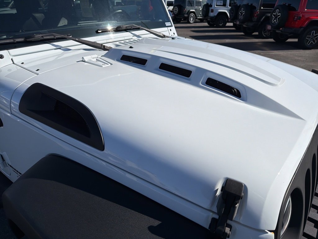 Used 2015 Jeep Wrangler Unlimited Rubicon w/ Connectivity Group image 15