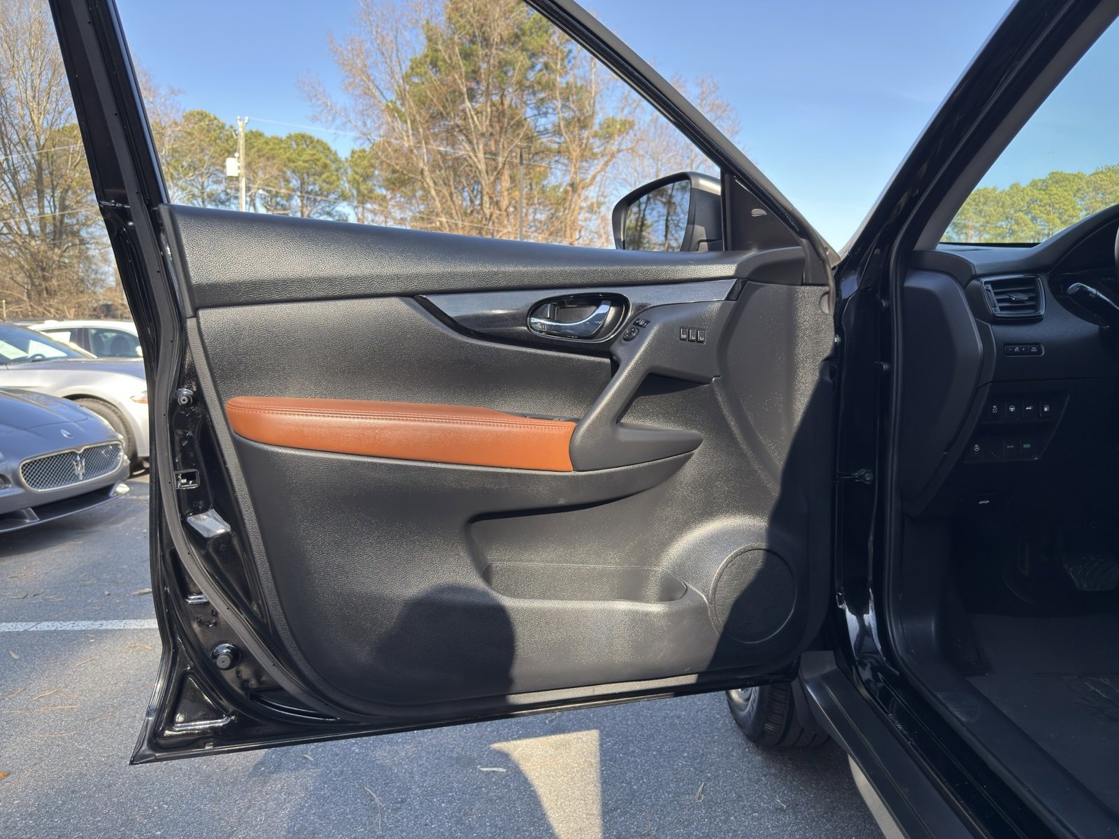 Used 2018 Nissan Rogue SL w/ Premium Package image 18