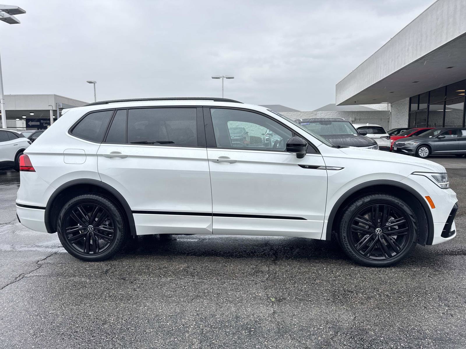 Certified 2022 Volkswagen Tiguan SE R-Line image 6