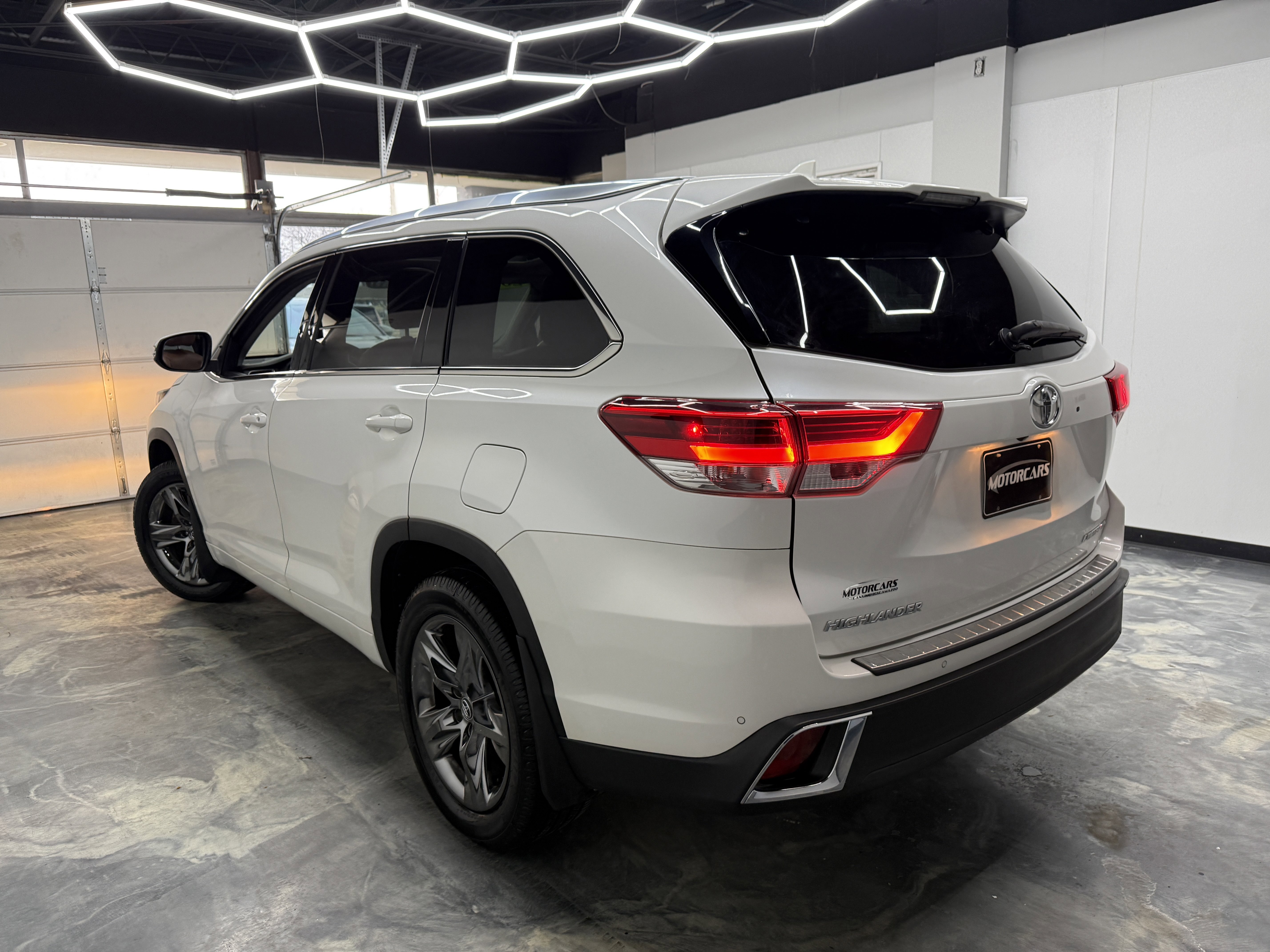 Used 2017 Toyota Highlander Limited image 3
