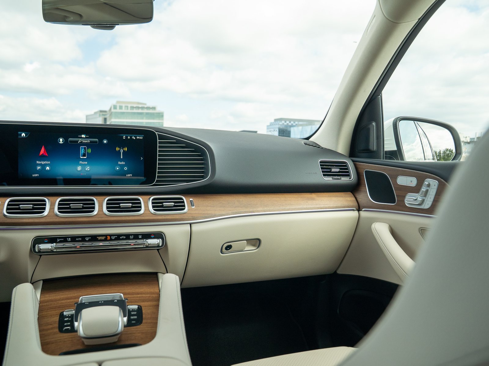 Certified 2025 Mercedes-Benz GLE 450e 4MATIC w/ Driver Assistance Package image 17