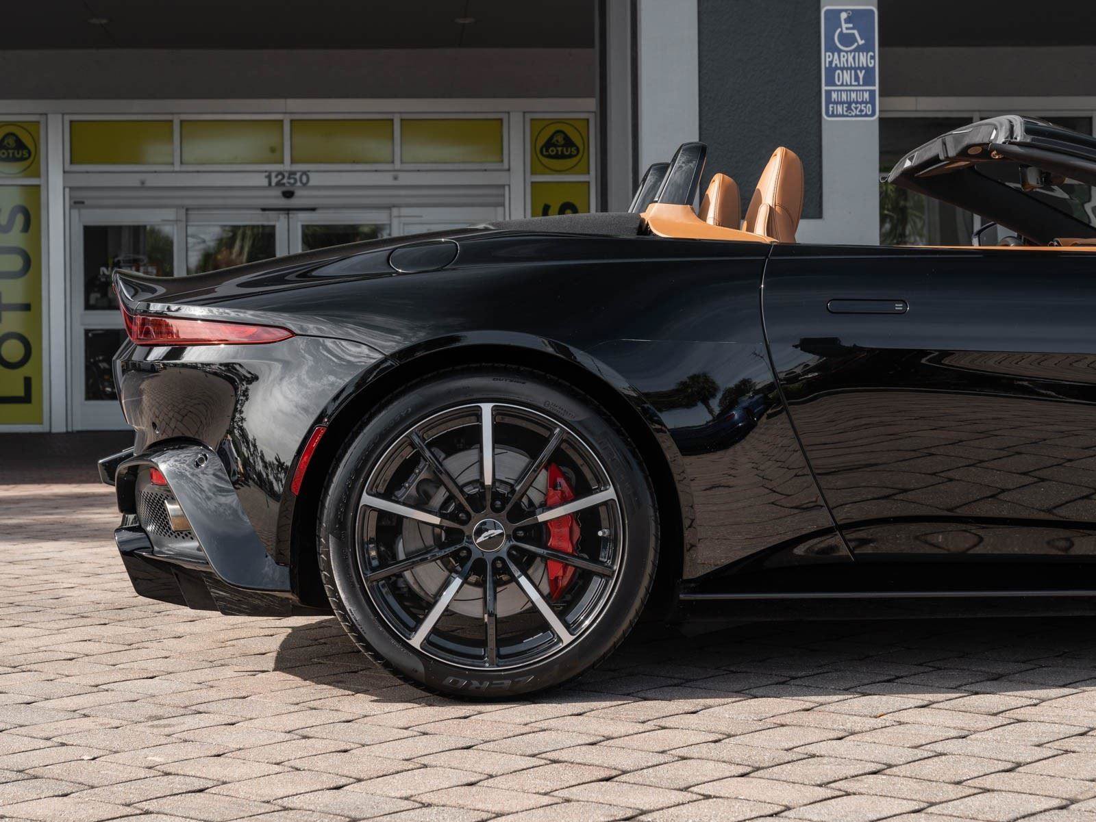 Used 2021 Aston Martin V8 Vantage Roadster RWD image 29