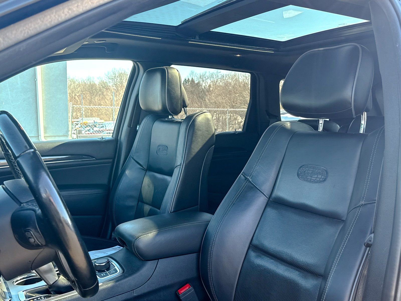 Used 2020 Jeep Grand Cherokee Overland AWD/4WD image 19