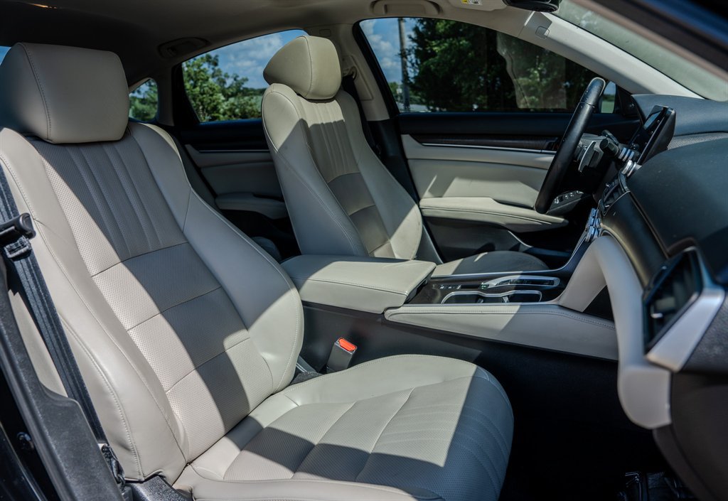 Used 2018 Honda Accord Touring image 32