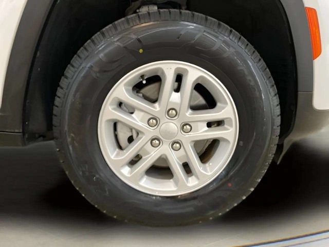 Used 2024 Jeep Grand Cherokee Laredo RWD image 90