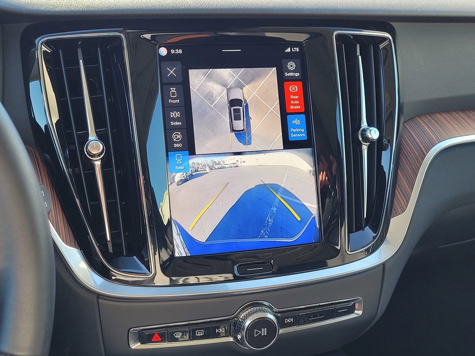 Used 2025 Volvo V60 B5 Cross Country Plus image 24