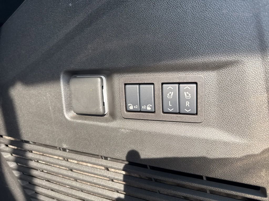 Used 2025 GMC Yukon Denali image 32