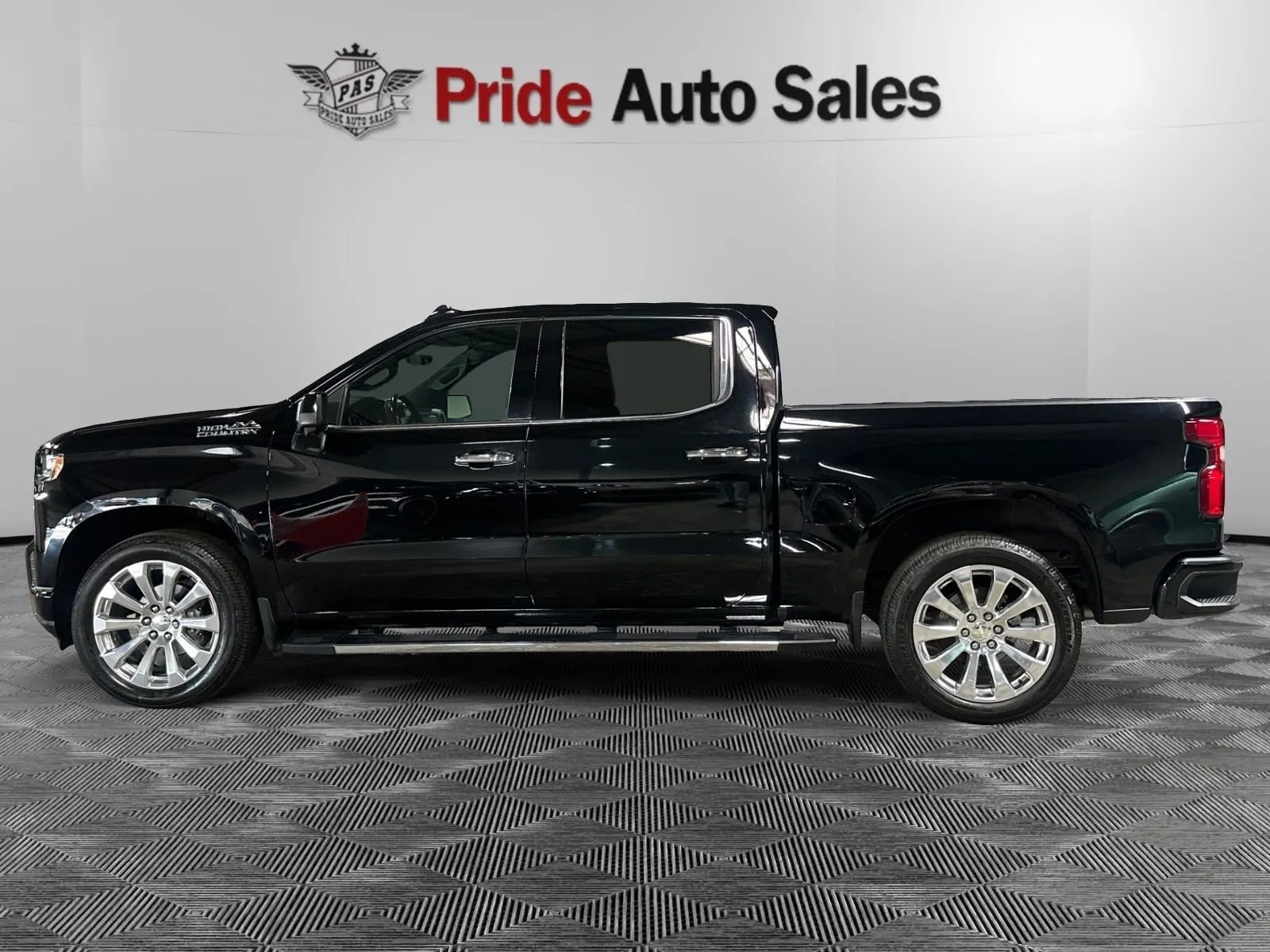 Used 2019 Chevrolet Silverado 1500 High Country w/ Technology Package AWD/4WD image 5